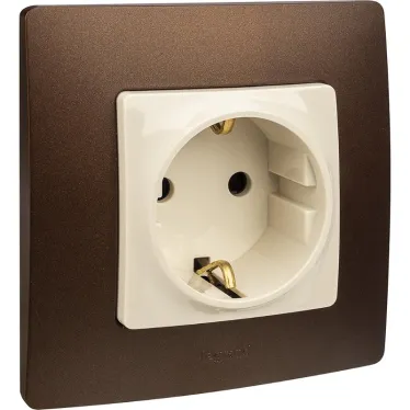 ETIKA Розетка с заземлением со шторками слоновая кость