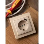 Розетка Минск 1-местная СП c заземлением 16А бежевая с защитными шторками с USB 1А