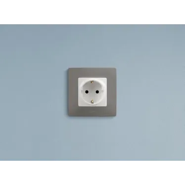 ETIKA Розетка с заземлением со шторками белая