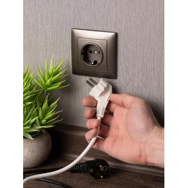 Валенсия лицевая панель розетки 1-местной с/з 16А графит с защ. штор.