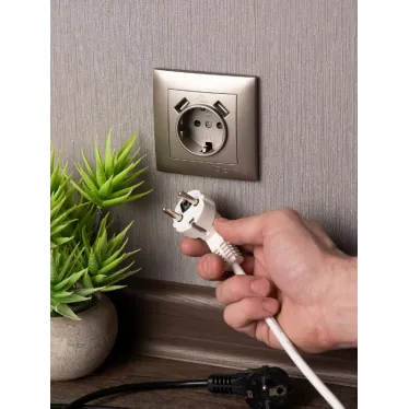 Валенсия лицевая панель розетки 1-местной с/з 16А кашемир с защ. штор. с 2 USB 2,1А