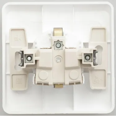 ЭТЮД Розетка скрытая с заземлением со шторками белая