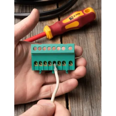 Шина 0 PE (6х9мм) 8 отверстий латунь зеленый изолированный корпус на DIN-рейку PROxima