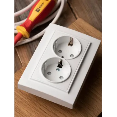 Розетка Минск 2-местная СП с заземлением 16А белая защитные шторки