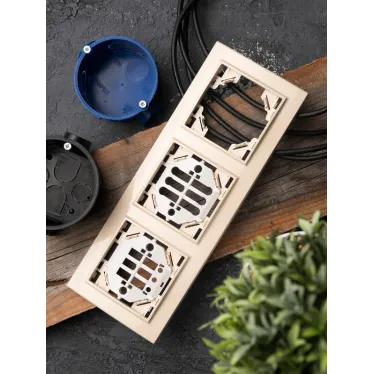 Рамка трехместная горизонтальная бежевый Минск