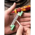 Шина 0 PE 6x9мм 8 отверстий латунь с контактной пластиной 2 зелёных угловых изолятора PROxima