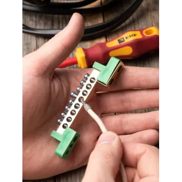 Шина 0 PE 6x9мм 8 отверстий латунь с контактной пластиной 2 зелёных угловых изолятора PROxima