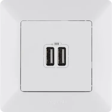 Valena LIFE Зарядное устройство с двумя USB-разьемами 240В/5В 1500мА С лицевой панелью Белое