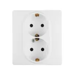 ETIKA Розетка двойная с заземлением со шторками белая автоматические зажимы