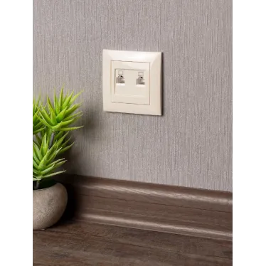 Валенсия розетка компьютерная RJ-45 2-местная кремовая