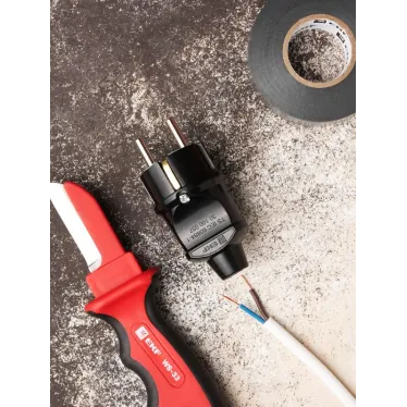 Вилка прямая усиленная с заземлением черная 16А 250В Proxima