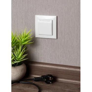 Валенсия розетка 1-местная с/з 16А белая с крышкой и защ. штор. IP44