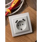 Розетка Минск 1-местная СП с заземлением 16А белая с защитными шторками с 2 USB 2,1А