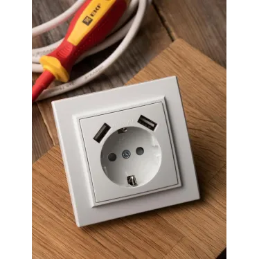 Розетка Минск 1-местная СП с заземлением 16А белая с защитными шторками с 2 USB 2,1А