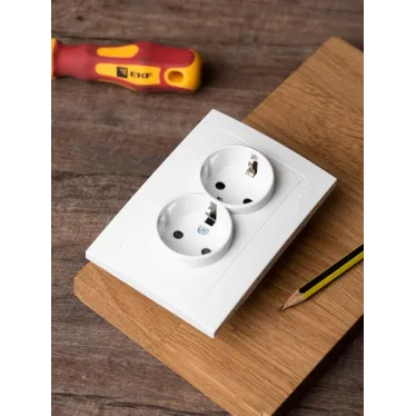 Валенсия розетка 2-местная с/з 16А белая с защ. штор.