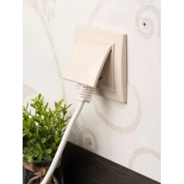 Розетка одноместная СП с заземлением Минск с крышкой 16А бежевая с защитными шторками