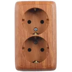 Розетка двойная наружная с заземлением с изоляционной пластиной дуб