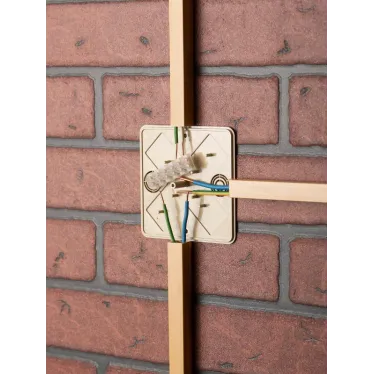 Коробка разветвительная КМР-030-032кг 100х100х25 с клеммником светлое дерево PROxima