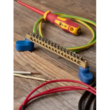 Шина 0 N (6х9мм) 16 отверстий латунь 2 синих угловых изолятора PROxima