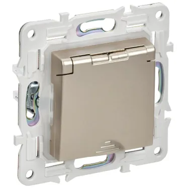 SKANDY Розетка 1-местная с заземлением с защитными шторками и крышкой 16А IP44 SK-R11Sh шампань IEK