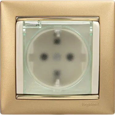 VALENA Розетка с заземлением со шторками с крышкой в рамку слоновая кость