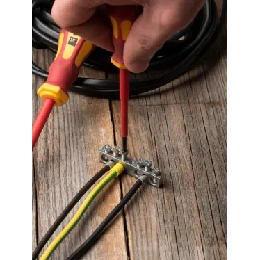 Шина PEN ноль-земля (6x9мм) 6 отв. цинк крепеж по центру