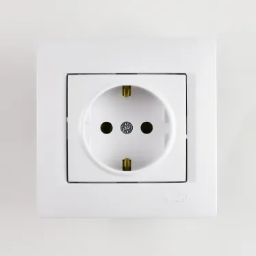 KARINA Розетка с/з ПБТ белая (10шт/120шт)