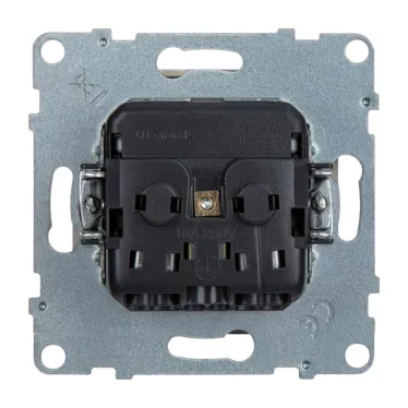 SUNO Силовая розетка 2К+З 16А 250В с защитными шторками.Безвинтовые зажимы. Цвет "Слоновая кость" | 721220 | Legrand