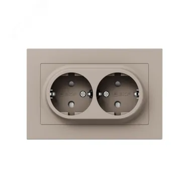 Механизм розетки двойной 16А с заземлением со шторками с рамкой кремовый Эпика EKF