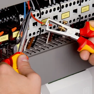 Стриппер VDE 1000V для одно- много- и тонкожильного кабеля зачистка: 5 мм (10 мм AWG 7) с пружиной L-160 мм диэлектрический регулировочный винт для настройки хромированный 2-компонентные рукоятки крепление для страховки блистер