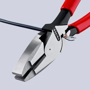 Плоскогубцы электромонтёра Linemans Pliers с приспособлением для протяжки кабеля и обжима кабельных наконечников рез: проволока средней твёрдости 46 мм твёрдая проволока 3 мм L-240 мм чёрные обливные рукоятки блистер