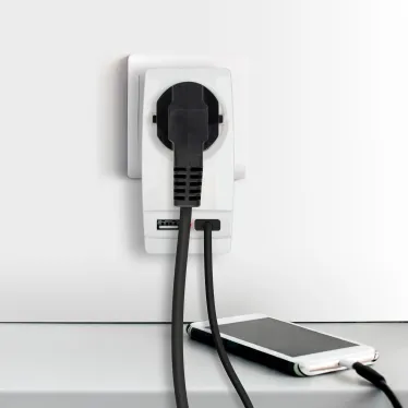Адаптер ''Polynom'' 1гн 220V + 2xUSB 2100mA, c заземл, (белый) (10/60/1440) SP-1e-USB-W''