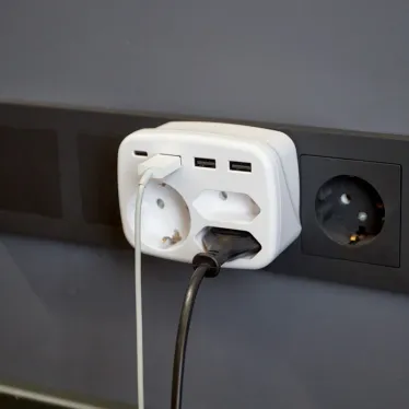 Тройник электрический 16А с/з + 2х2,5А + 3хUSB-A 2,4А + USB Type-C 3А, белый