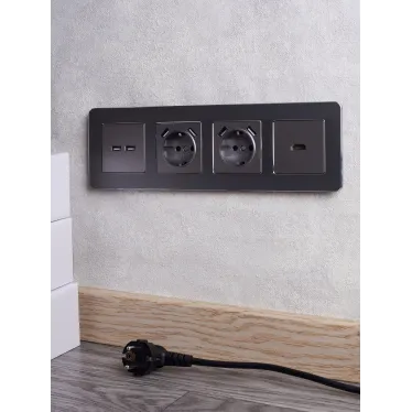 BRITE Розетка с заземлением с защитными шторками 16А с USB A+A 3,1А РЮш10-2-БрС сталь