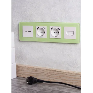 BRITE Розетка с заземлением с защитными шторками 16А с USB A+A 3,1А РЮш10-2-БрЖ жемчуг