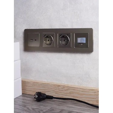 BRITE Розетка с заземлением с защитными шторками 16А с USB A+C 18Вт РЮш11-1-БрШ шампань