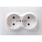                  КВАРТА Розетка двойная с заземлением без шторок белая в сборе
               