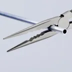 Плоскогубцы монтажные c поперечным профилем для захватных юстировочных и монтажных операций в труднодоступных местах L-280 мм чёрные обливные рукоятки