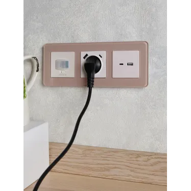 BRITE Розетка с заземлением с защитными шторками 16А с USB A+C 18Вт РЮш11-1-БрЖ жемчуг