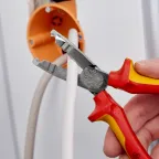 Клещи-стрипперы VDE 1000V для популярных круглых проводов и проводов для сырых помещений (в частности NYM 5х25мм) зачистка: 15-25 мм рез: проволока средней твёрдости 31 мм твёрдая проволока 2 мм кабель 10 мм (16 мм) L-165 мм диэлектрические хром