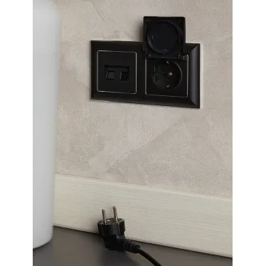 BRITE Розетка с заземлением с защитными шторками и крышкой 16А IP20 РСбш10-3-БрЧ черный