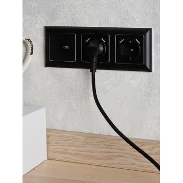 BRITE Розетка с заземлением с защитными шторками 16А с USB A+A 2,1А РЮш10-1-БрЧ черный