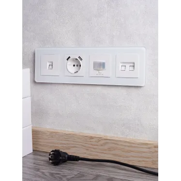 BRITE Розетка 1 пост с заземлением с защитными шторками 16А с USB A+A 5В 3,1А РЮш10-2-БрБ белый