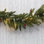 Еловый шлейф с ягодами и гирляндой 1.8 м, 30 LED, 31 В, литой, теплое белое свечение | 307-113 | NEON-NIGHT