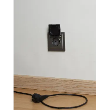 BRITE Розетка с заземлением с защитными шторками и крышкой 16А IP44 РСбш10-3-44-БрС сталь