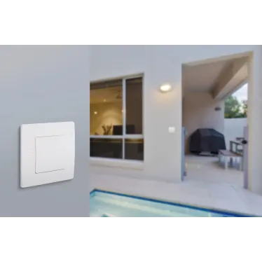 Переключатель одноклавишный IP44 - Legrand Etika - 10А 250В безвинтовые зажимы - белый