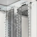 Стойка компактная XL3 4000 у шкафов шириной 475мм