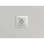 VALENA Розетка с заземлением с крышкой со шторками белая