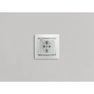 VALENA Розетка с заземлением с крышкой со шторками белая