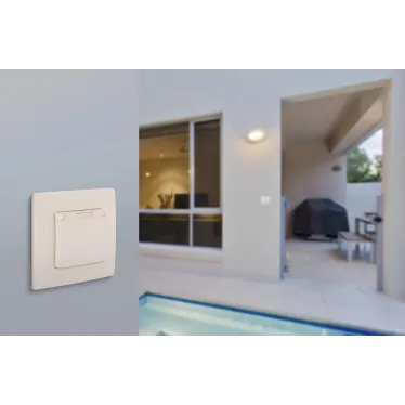 Розетка с заземлением IP44 - Legrand Etika - со шторками с защитной крышкой 16А 250В винтовые зажимы - слоновая кость